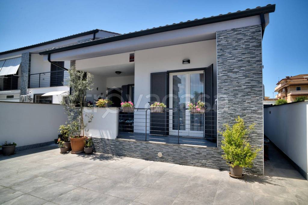casa indipendente in vendita a Fiumicino in zona Isola Sacra