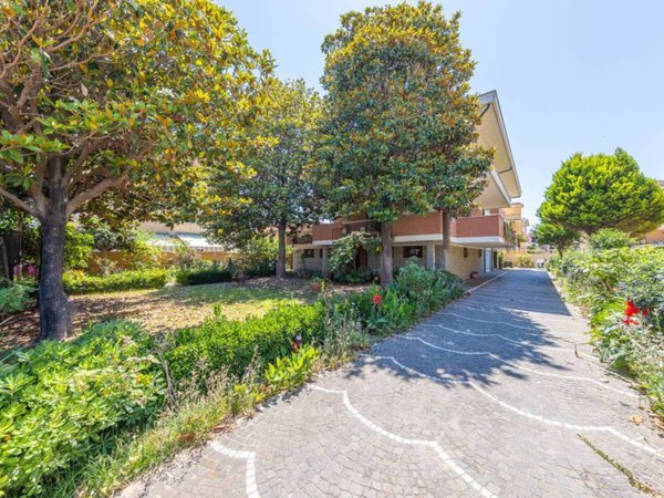 intera palazzina in vendita a Fiumicino in zona Isola Sacra