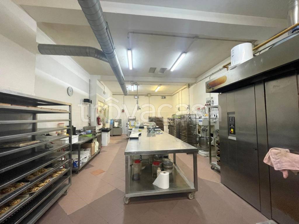negozio in vendita a Fiumicino in zona Isola Sacra