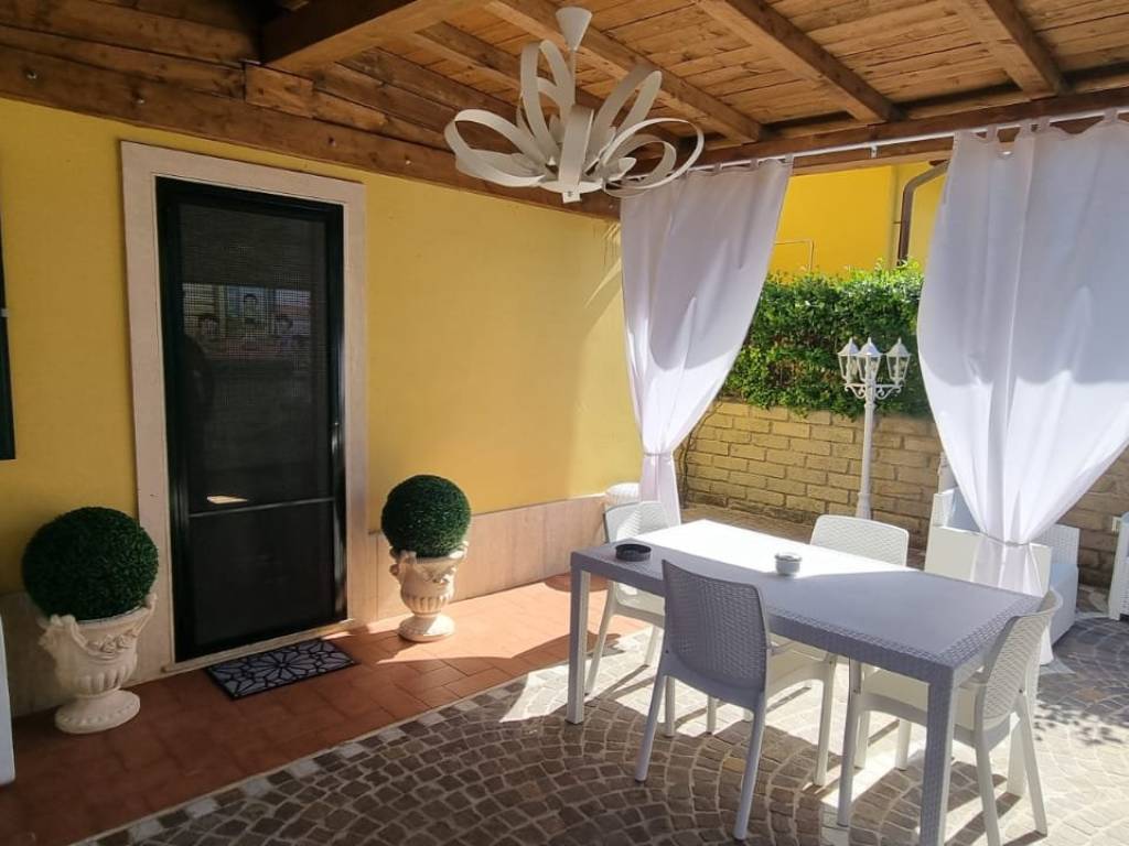 casa indipendente in vendita a Fiumicino in zona Testa di Lepre