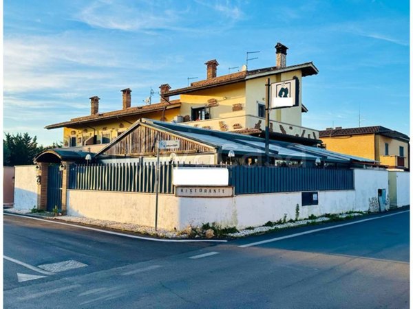 negozio in vendita a Fiumicino in zona Isola Sacra