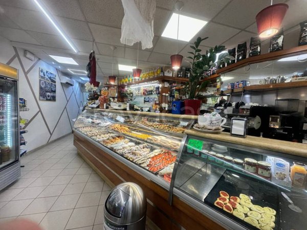 negozio in vendita a Fiumicino in zona Aranova