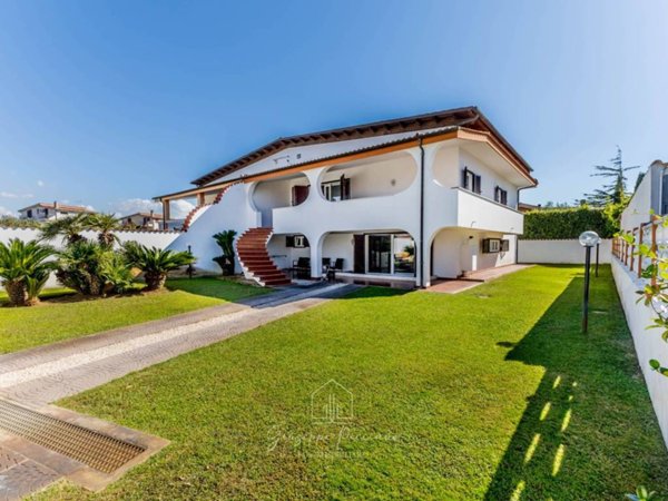 casa indipendente in vendita a Fiumicino in zona Isola Sacra
