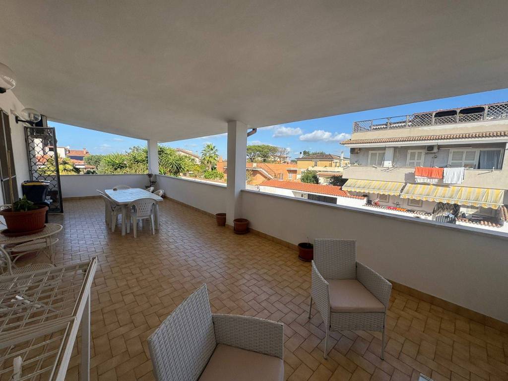 casa indipendente in vendita a Fiumicino in zona Isola Sacra