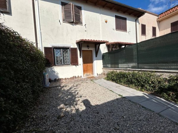 casa indipendente in vendita a Fiumicino in zona Isola Sacra