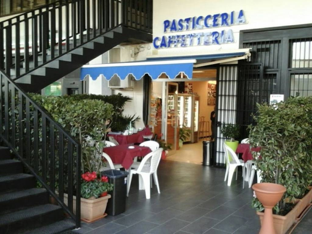 negozio in vendita a Fiumicino in zona Testa di Lepre