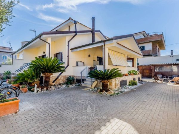 casa indipendente in vendita a Fiumicino in zona Isola Sacra