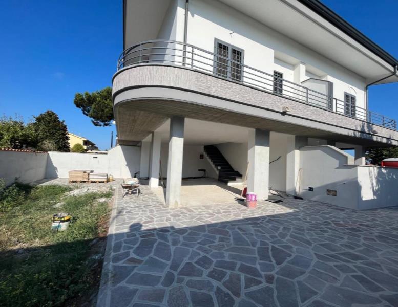 casa indipendente in vendita a Fiumicino in zona Isola Sacra
