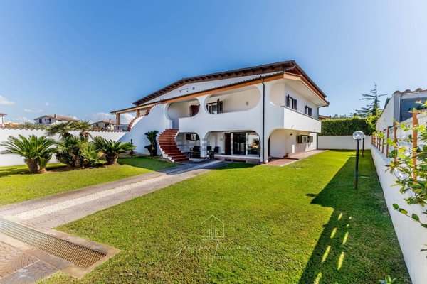 casa indipendente in vendita a Fiumicino in zona Isola Sacra