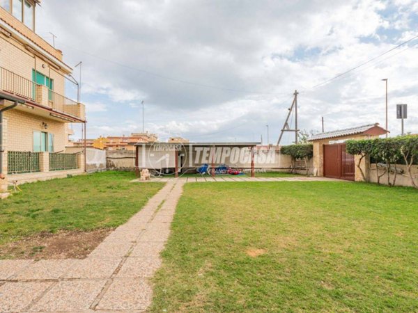 appartamento in vendita a Fiumicino in zona Passo Oscuro