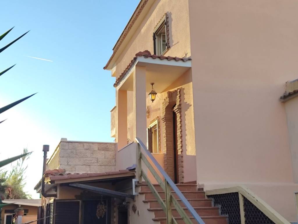 casa indipendente in vendita a Fiumicino in zona Isola Sacra