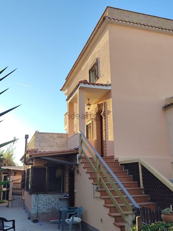 casa indipendente in vendita a Fiumicino