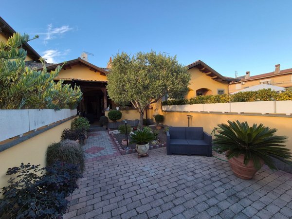 casa indipendente in vendita a Fiumicino in zona Isola Sacra