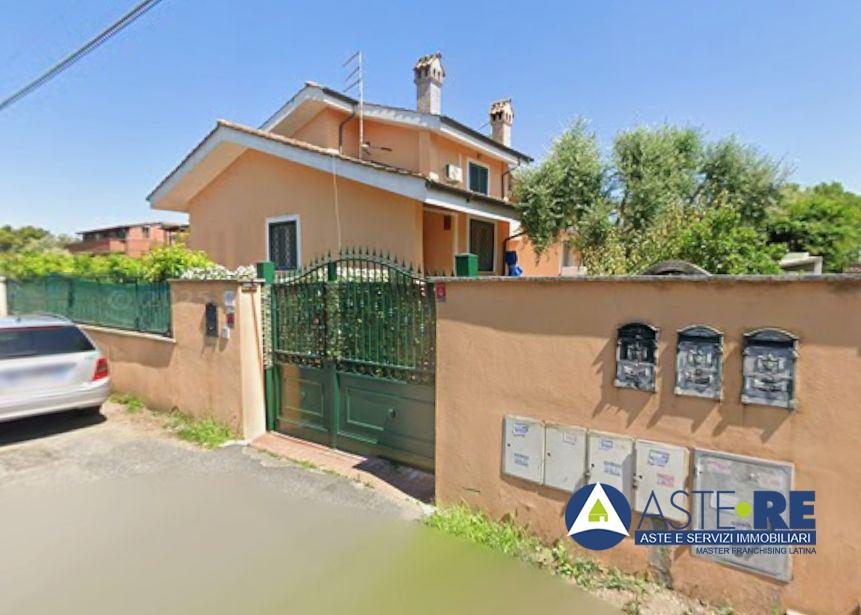 casa indipendente in vendita a Fiumicino in zona Isola Sacra