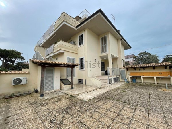 casa indipendente in vendita a Fiumicino in zona Fregene