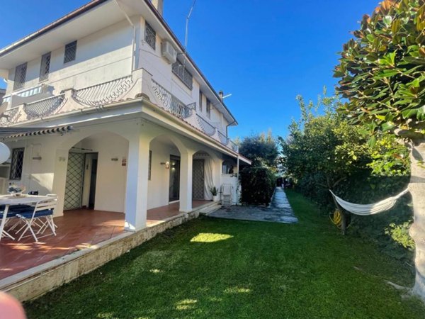 casa indipendente in vendita a Fiumicino in zona Fregene