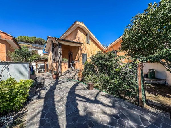 casa indipendente in vendita a Fiumicino in zona Isola Sacra
