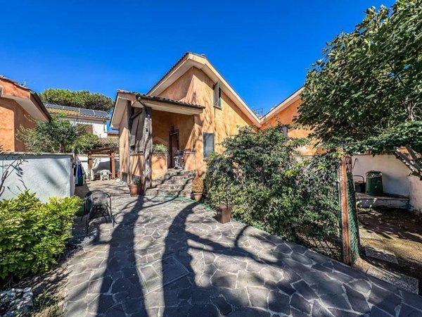 casa indipendente in vendita a Fiumicino in zona Isola Sacra