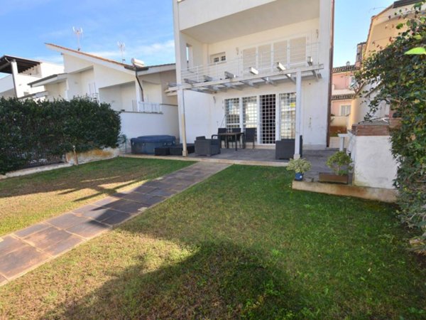 casa indipendente in vendita a Fiumicino in zona Fregene