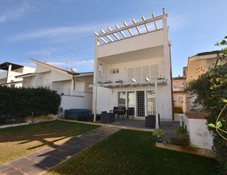 casa indipendente in vendita a Fiumicino in zona Fregene