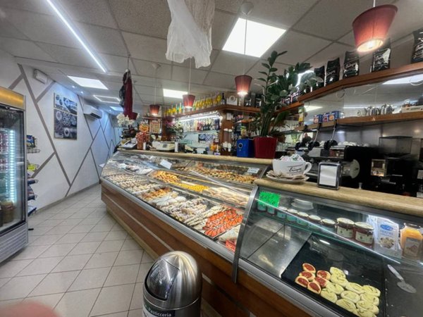 negozio in vendita a Fiumicino in zona Testa di Lepre