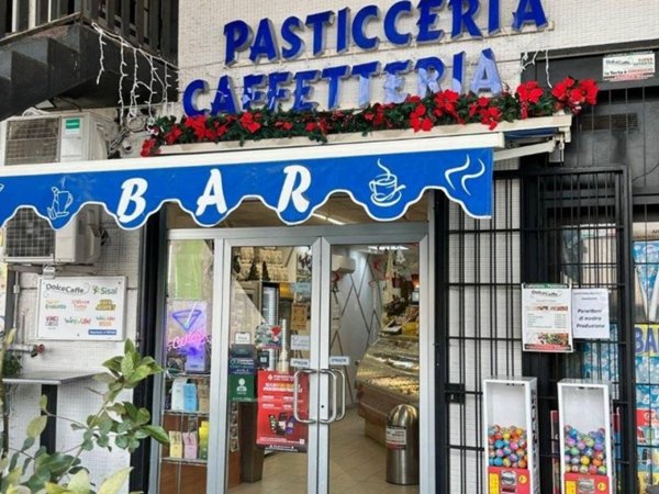 negozio in vendita a Fiumicino in zona Testa di Lepre