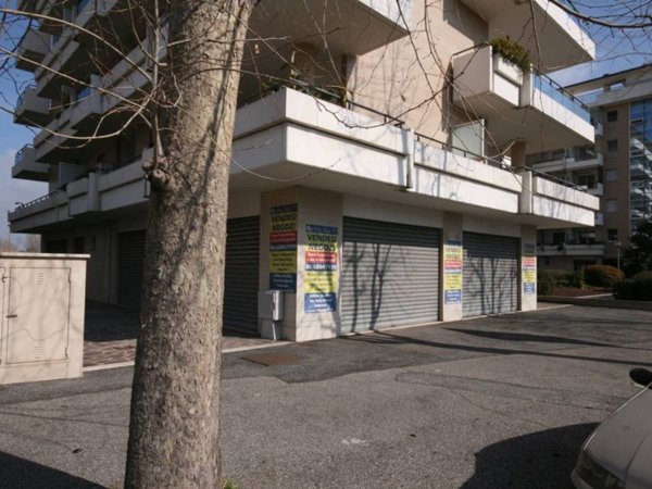negozio in vendita a Fiumicino in zona Isola Sacra