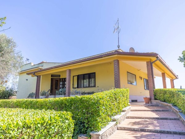 casa indipendente in vendita a Fiumicino in zona Isola Sacra