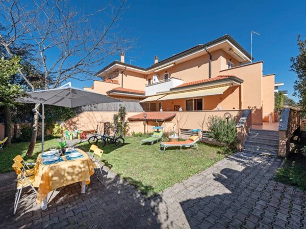 casa indipendente in vendita a Fiumicino in zona Fregene