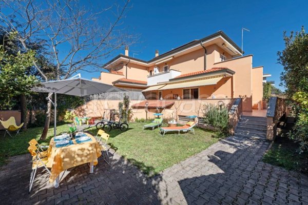 casa indipendente in vendita a Fiumicino in zona Fregene