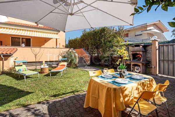 casa indipendente in vendita a Fiumicino in zona Fregene
