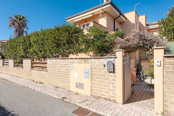 casa indipendente in vendita a Fiumicino in zona Fregene