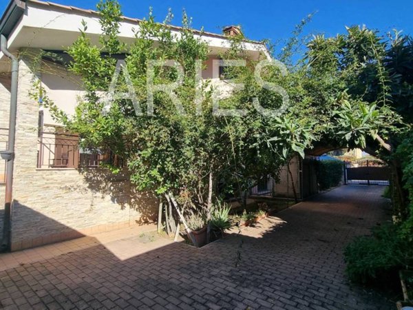 casa indipendente in vendita a Fiumicino in zona Isola Sacra