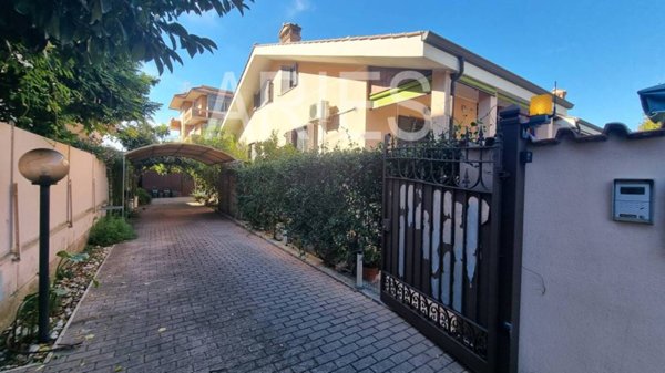 casa indipendente in vendita a Fiumicino in zona Isola Sacra
