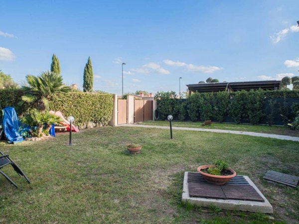 casa indipendente in vendita a Fiumicino in zona Testa di Lepre