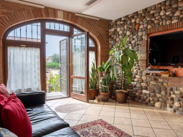 casa indipendente in vendita a Fiumicino in zona Isola Sacra