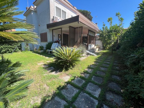 casa indipendente in vendita a Fiumicino in zona Fregene