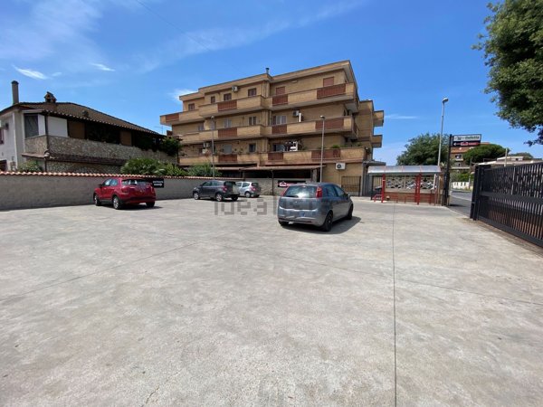 locale commerciale in vendita a Fiumicino in zona Isola Sacra