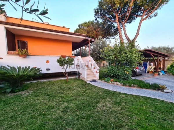 casa indipendente in vendita a Fiumicino in zona Isola Sacra