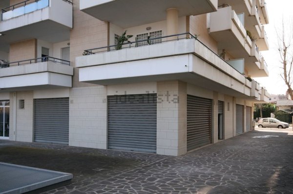 negozio in vendita a Fiumicino in zona Isola Sacra