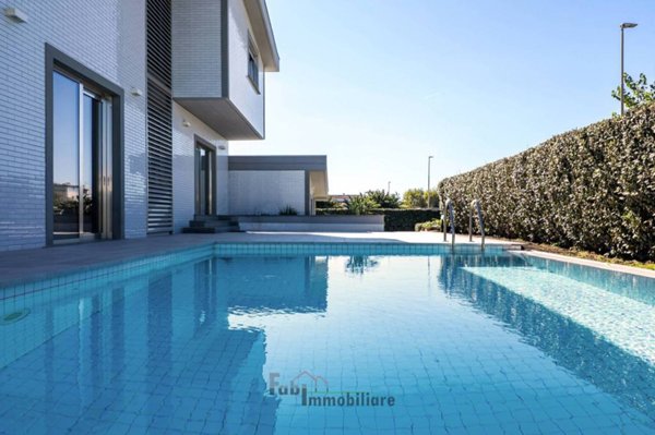 casa indipendente in vendita a Fiumicino in zona Focene