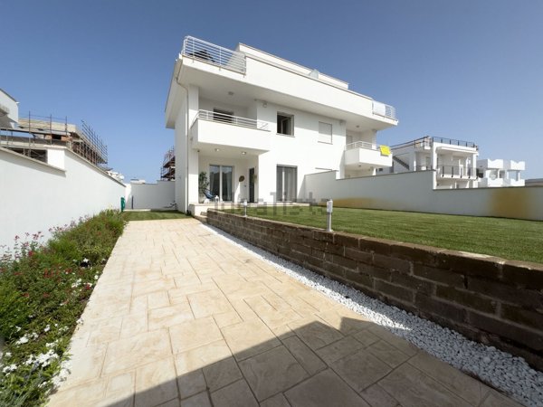 casa indipendente in vendita a Fiumicino