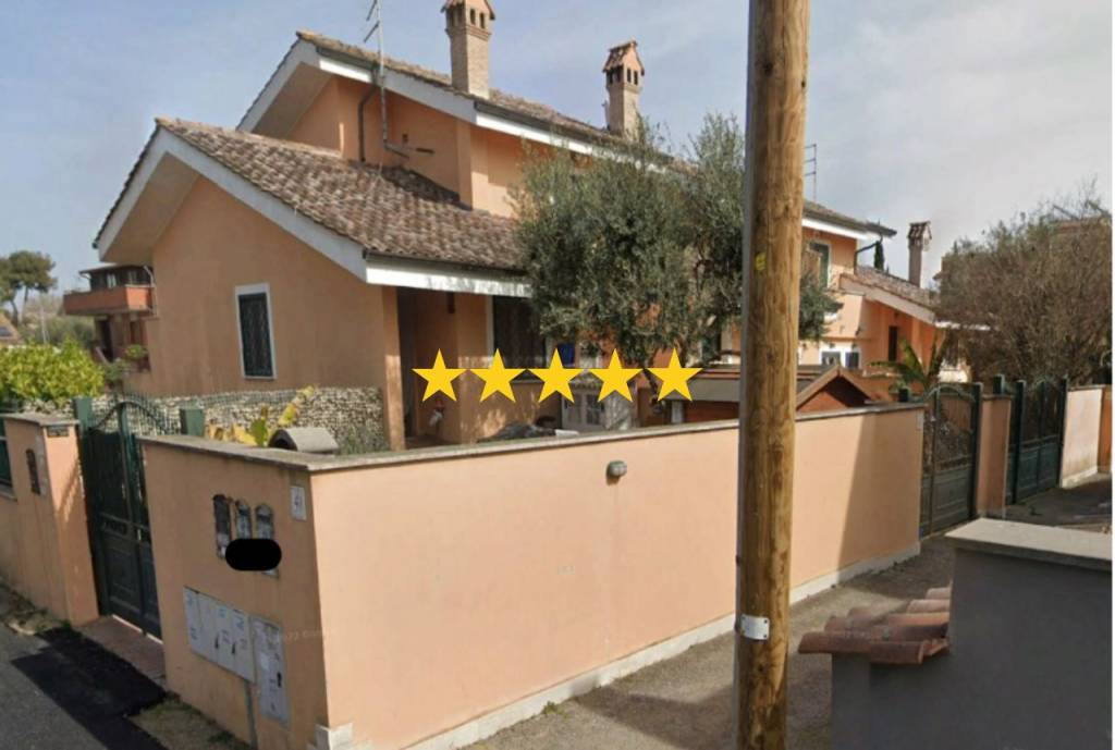 casa indipendente in vendita a Fiumicino in zona Isola Sacra
