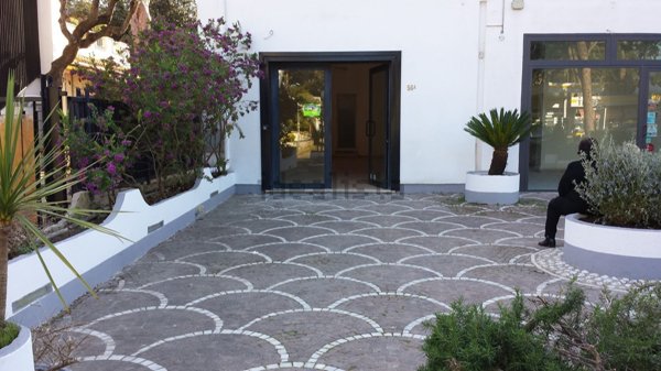 negozio in vendita a Fiumicino in zona Fregene