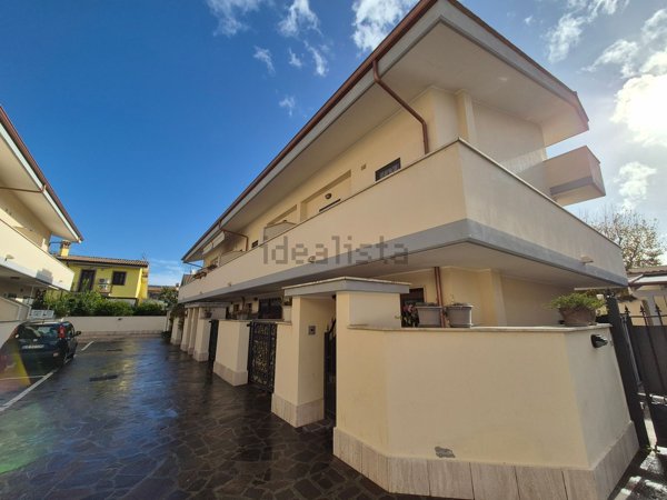 casa indipendente in vendita a Fiumicino in zona Isola Sacra