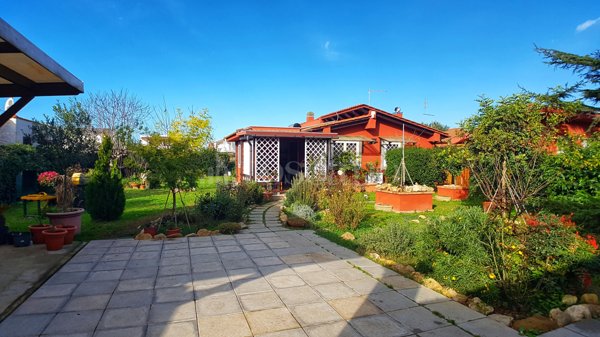 casa indipendente in vendita a Fiumicino