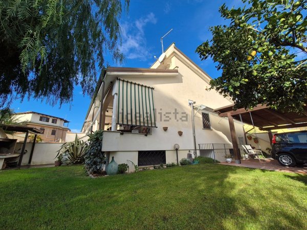 casa indipendente in vendita a Fiumicino in zona Isola Sacra