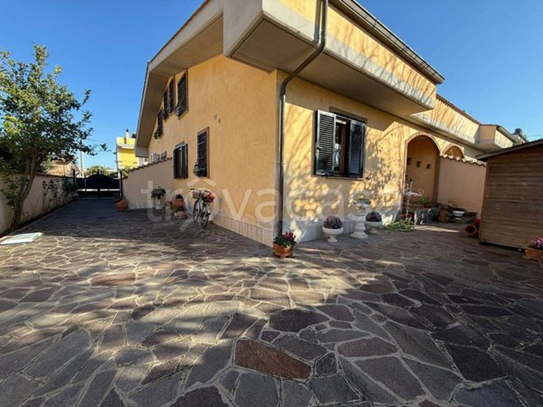 casa indipendente in vendita a Fiumicino in zona Isola Sacra
