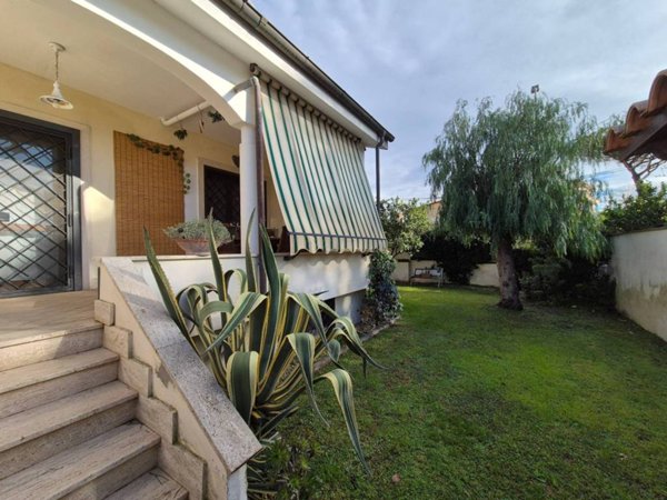 casa indipendente in vendita a Fiumicino in zona Isola Sacra
