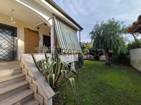 casa indipendente in vendita a Fiumicino in zona Isola Sacra